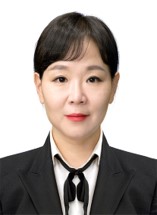 Evelyn Lee 